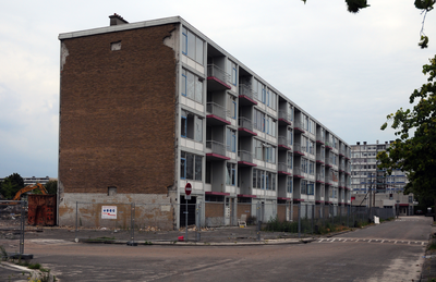 807759 Gezicht op een voor sloop bestemd flatgebouw aan de Jacoba van Beierendreef te Utrecht.